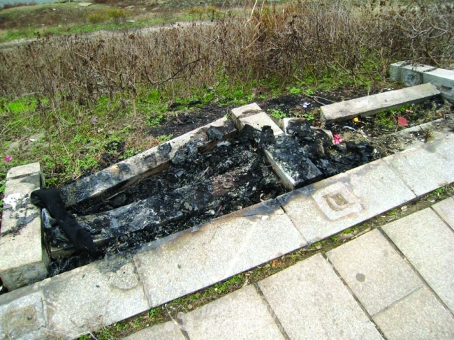 许多护栏有被焚烧过的痕迹。