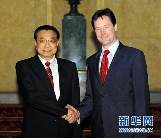 1月10日，正在英国进行正式访问的中国国务院副总理李克强和英国副首相克莱格举行会谈。 新华社记者 饶爱民 摄