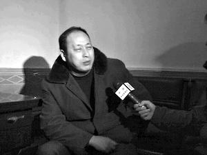 昨晚11时50分许，河南禹州无梁镇派出所，时军锋自首后接受媒体采访。曹美梅 摄