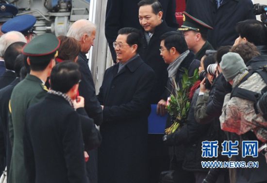 当地时间1月18日，中国国家主席胡锦涛乘专机抵达华盛顿安德鲁斯空军基地，开始对美国进行国事访问。新华社记者 黄敬文 摄