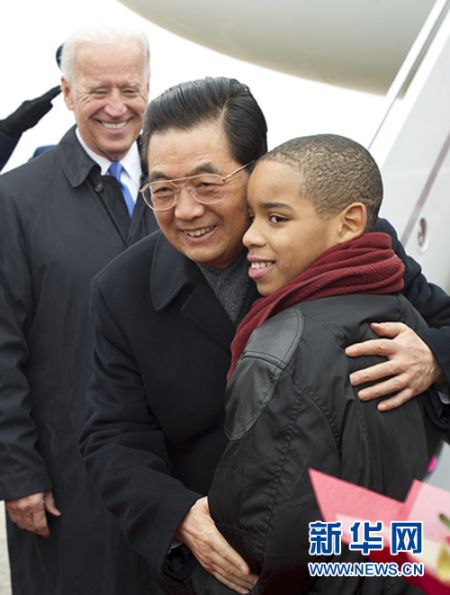 胡锦涛和献花少年拥抱。新华社记者 李学仁 摄