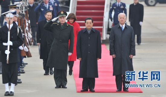 美国副总统拜登迎接胡锦涛。新华社记者 黄敬文 摄