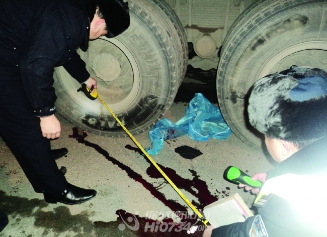 交警在勘查事故现场