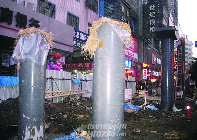 承台钢柱“昂首挺立”。胡亚华  摄