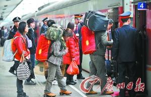 广州火车站站台，排队上车的乘客。随着春节临近，广州春运工作进入高峰期。记者邱伟荣摄 