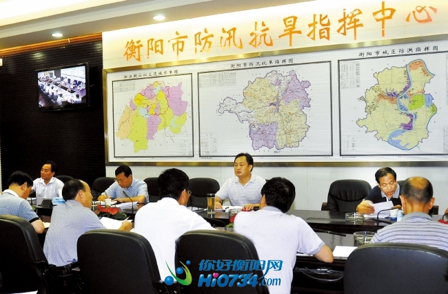 市委书记张文雄坐镇市防指，部署防汛救灾工作。 陈太仰   摄