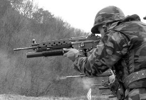 正用K2突击步枪进行射击训练的韩国士兵。 资料图片