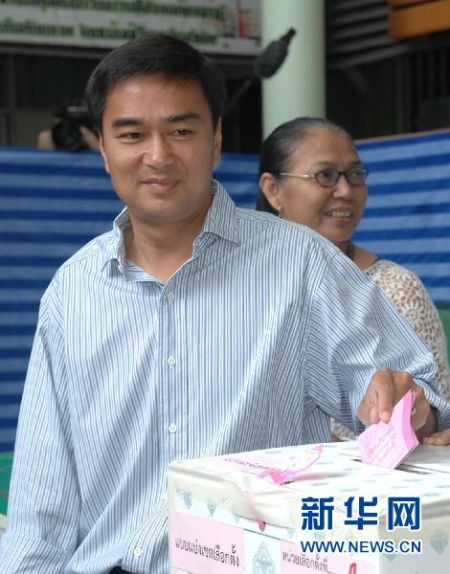 7月3日,泰国看守政府总理、民主党头号竞选人阿披实在曼谷瓦达那地区的一个投票站投票。 7月3日,泰国看守政府总理、民主党头号竞选人阿披实在曼谷瓦达那地区的一个投票站投票。