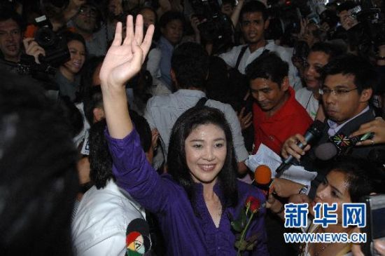 7月3日,在泰国首都曼谷,泰国为泰党总理竞选人英拉·西那瓦向民众致意。新华社发(拉亨摄) 7月3日,在泰国首都曼谷,泰国为泰党总理竞选人英拉·西那瓦向民众致意。新华社发(拉亨摄)