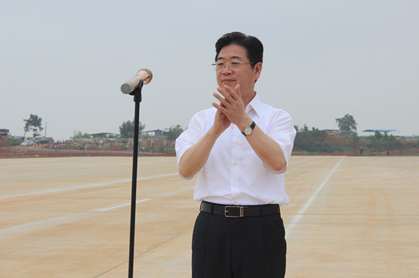 一步,衡阳市委书记,市人大常委会主任李亿龙宣布衡阳南岳机场试飞成功