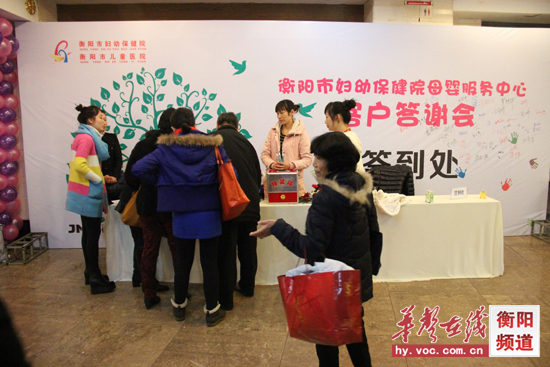 02嘉宾陆续入场签到.JPG
