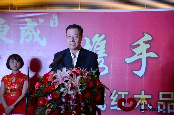 中国家具协会副理事长刘金良表示，东成红木的品牌发展，是中国红木家具品牌转型升级的中的突出代表