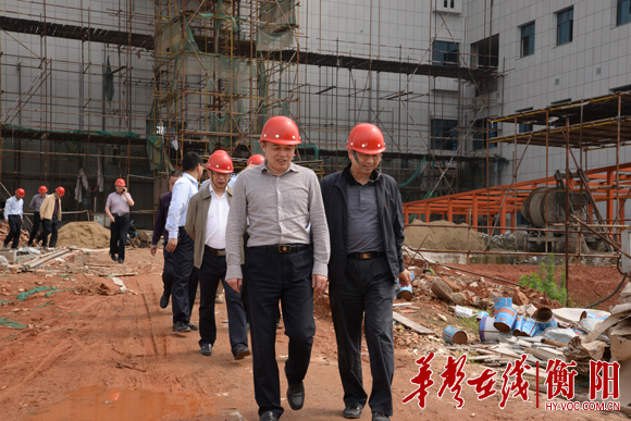 实地参观工地大楼.JPG