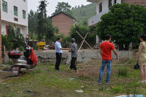 与老乡一起实地勘查地形.JPG