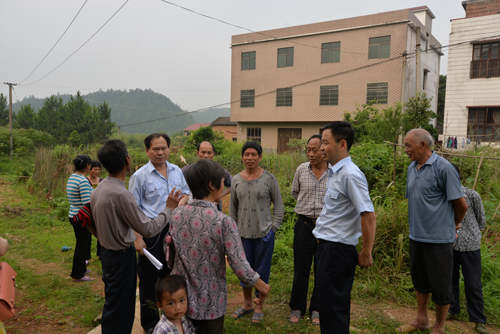 朱院长在荒地上对被告及修路涉及土地的群众进行宣传工作.JPG