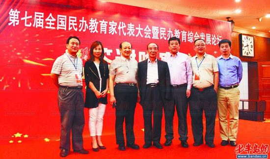 王鲁刚右三及学校领导与中国民办教育家协会执行会长钱治安合影。