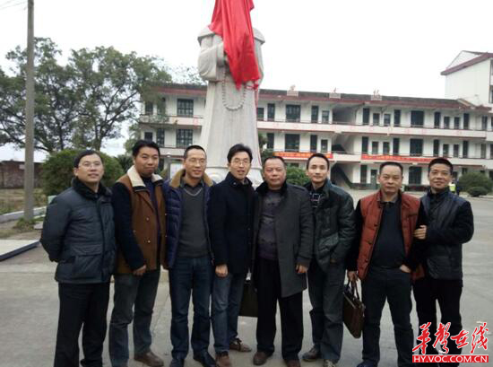 衡阳县二中同学会捐赠母校彭玉麟雕像