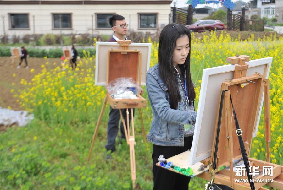 （晚报）（1）百名画家进基层 用颜料描绘乡村春景
