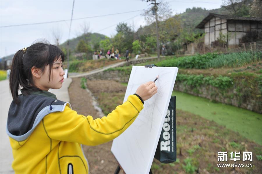 （晚报）（2）百名画家进基层 用颜料描绘乡村春景
