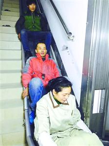 200斤以下的人都可以轻松坐进“逃生滑梯” /晨报记者 李 芹