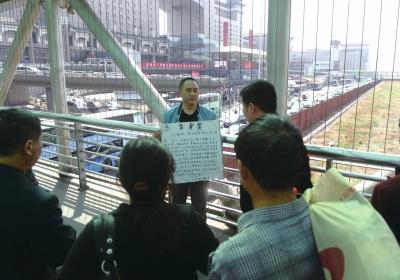 他高举“卖身契”售10年劳力 只为筹钱治疗儿子