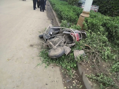 8日早上,杨玉忠被撞倒的电动车仍躺在路边,原处的厢式货车即是颜岗岗的车。受访者供图