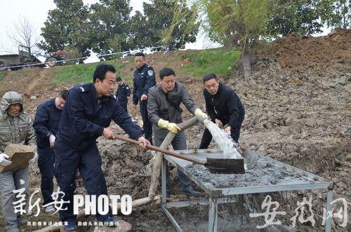 安徽一湖底清淤惊现白骨和石块 牵出16年前沉尸案