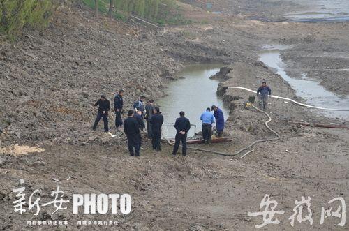 安徽一湖底清淤惊现白骨和石块 牵出16年前沉尸案