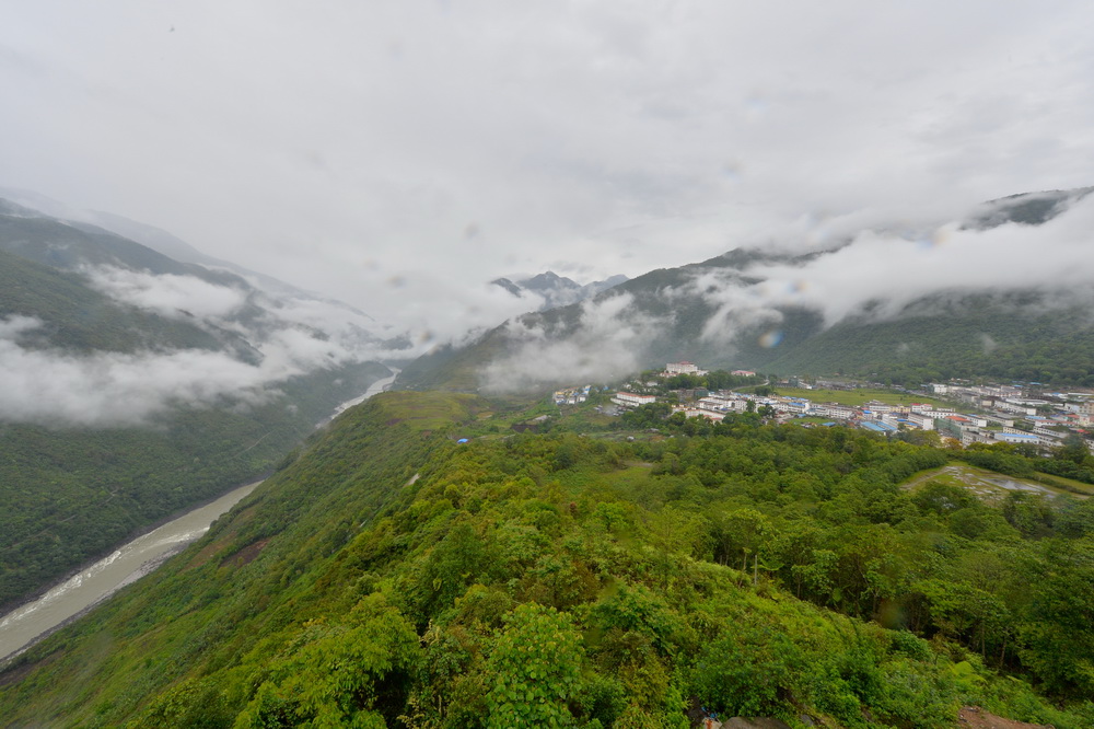云雾中的墨脱县城（2014年5月12日摄）。新华社记者 普布扎西 摄