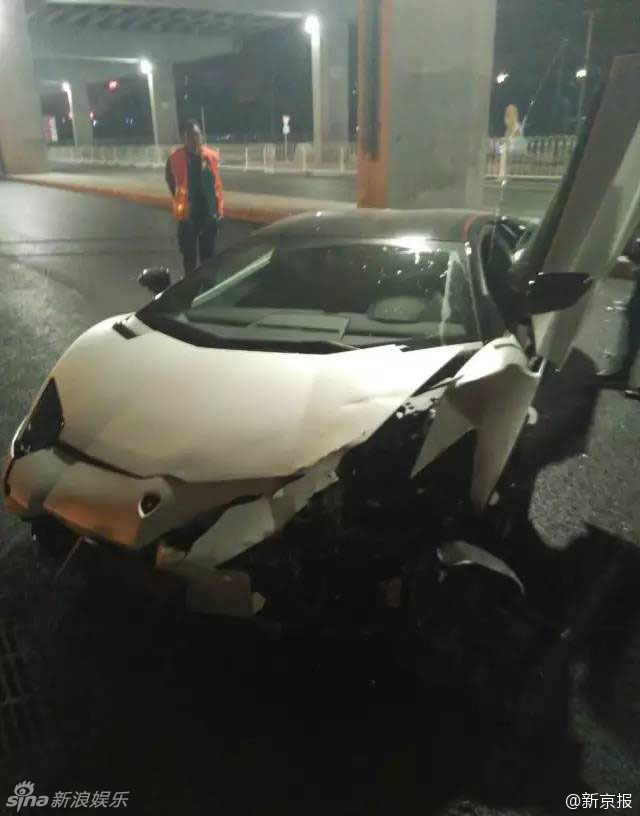 李易峰超跑出车祸 李易峰超跑出车祸