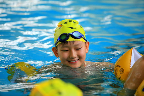 夏季运动游泳是首选 五个步骤教孩子学会游泳