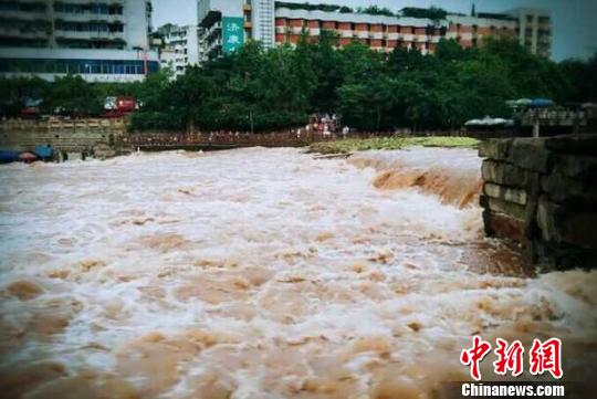 暴雨致河水上涨。　余灵 供图 摄