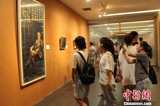 观众在“中国现代漆画文献展”展厅参观。　太原美术馆提供 摄