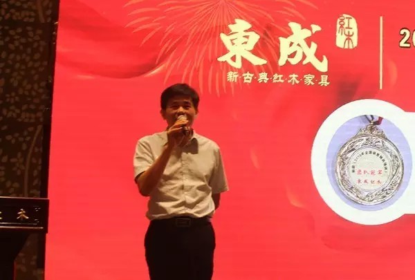 大涌镇党委委员谢巧明以“一事专注便是动人，一生坚守便是深邃”激励东成红木人