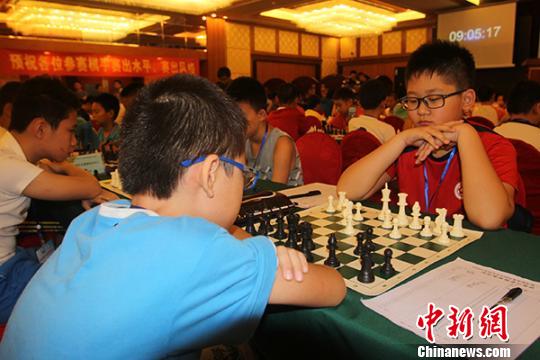 2016年全国青少年国际象棋锦标赛(团体)中，小棋手进行对弈。　张茜翼 摄