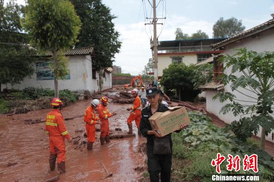 图为当地正在开展救援 钟欣 摄