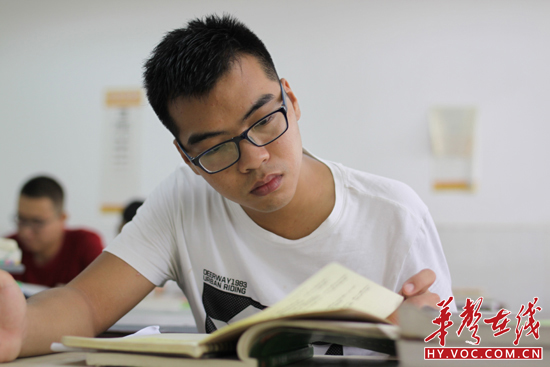采访完后陈嘉斌回到教室自习，立志要考上园艺学的研究生.JPG