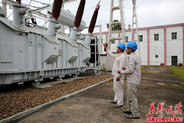 9月28日，衡阳供电公司运维人员对220千伏酃湖变电站进行全站设备巡视.JPG