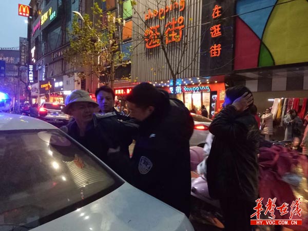 民警将中山北路袭击路人的精神异常男子制服带走.jpg