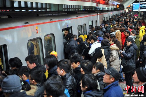 资料图:图为北京地铁四惠站早高峰人潮。<a target='_blank' href='http://chinanews/' _fcksavedurl='http://chinanews/' ></table>中新网</a>记者 金硕 摄