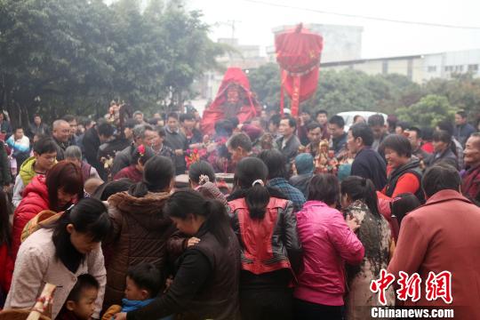 2月12日，福建闽南诏安县西潭镇上陈村从古自今一直沿续着一个节日，摔(丢)泥巴节。每年的元宵节次日——农历正月十六日拜后之贡品(一般为水果、糖果类简单干品)可随意哄抢，小朋友们一手抓泥巴一手抢糖果，然后一边往嘴里塞糖果，一边往身边的人身上丢泥巴。　陈茗鹤 摄