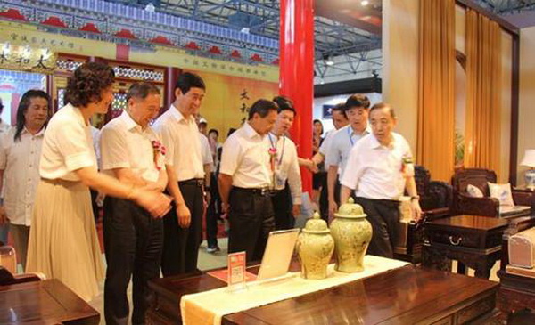 “第六届中国国际轻工消费品展览会”期间，各级行业领导、名家纷纷参观东成红木展厅