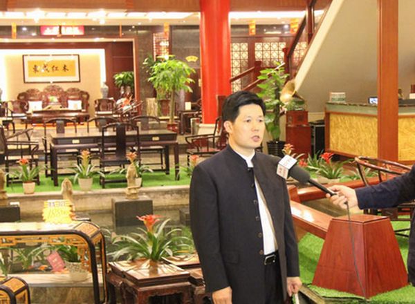 东成红木董事长张锡复接受中央电视台财经频道采访
