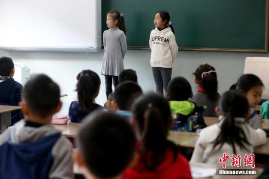 资料图：2月13日，山西太原新建路小学的小学生们开始返校上课。当日，中国多地中小学校陆续开学。张云 摄