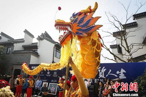资料图：农历二月二 南京城南老街“龙抬头”。民间舞龙队在南京城南老街舞龙。泱波 摄