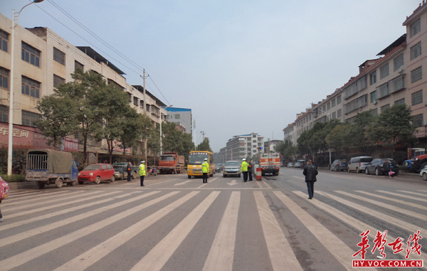 交警在国道拦车让学生横过马路.JPG