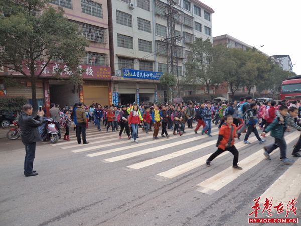 交警在国道拦车让学生横过马路2.JPG