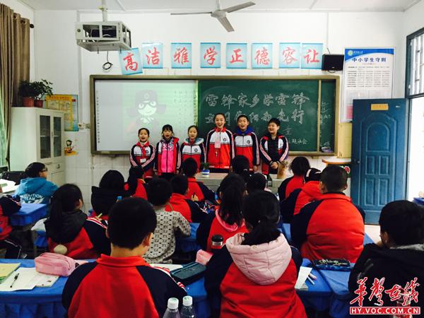 荷池路小学“弘扬雷锋精神关爱留守儿童” (1).jpg