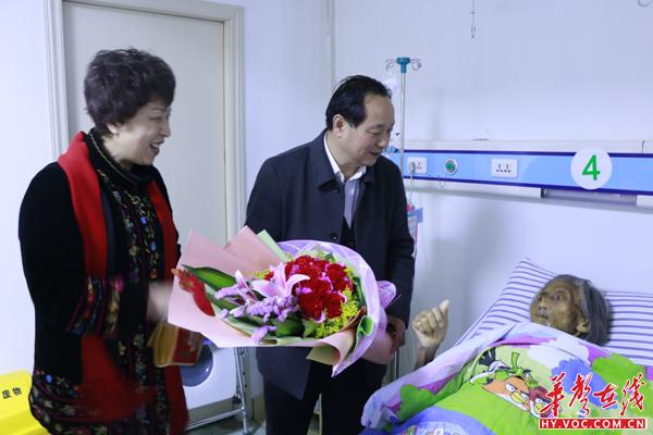 _l刘志伟院长、许秋琰书记在成人ICU探望98岁的肖老人.JPG