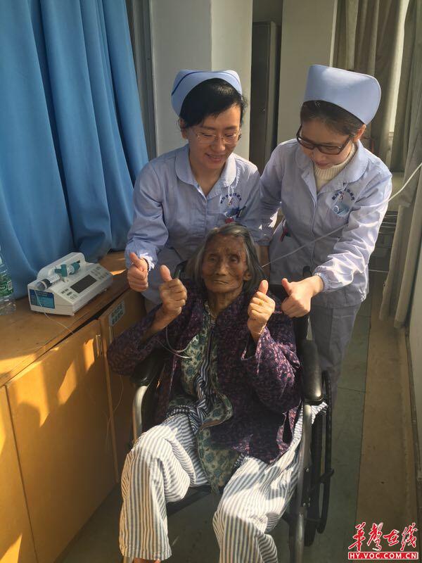 护士长谭青青和护士王蓉协助肖奶奶下床活动.jpg
